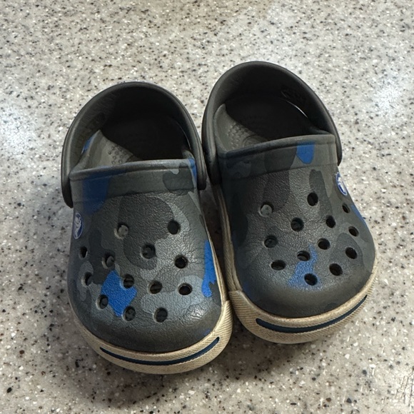 Toddler Camo Crocs - Size 4/5 - Picture 2 of 2
